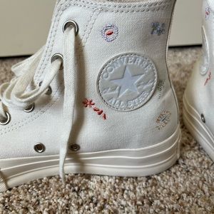 Worn once floral platform high top converse!